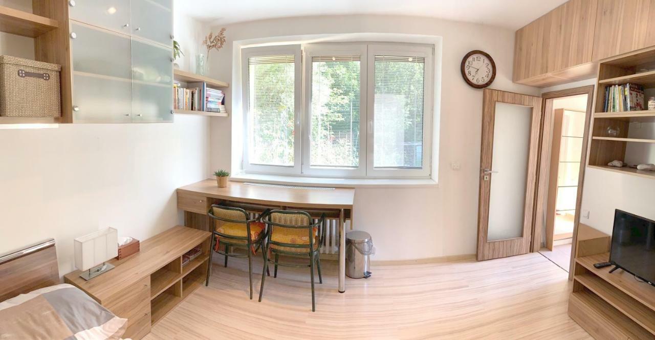 Krasny Apartman U Lesa, Trolejbus Do Centra A Bvv, Parkovani Zdarma ブルノ エクステリア 写真